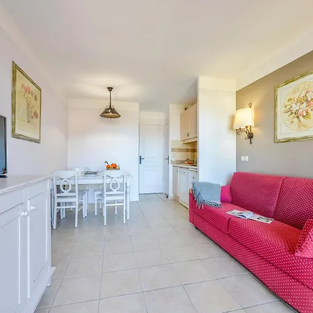 Village Pierre & Le Rouret 3*